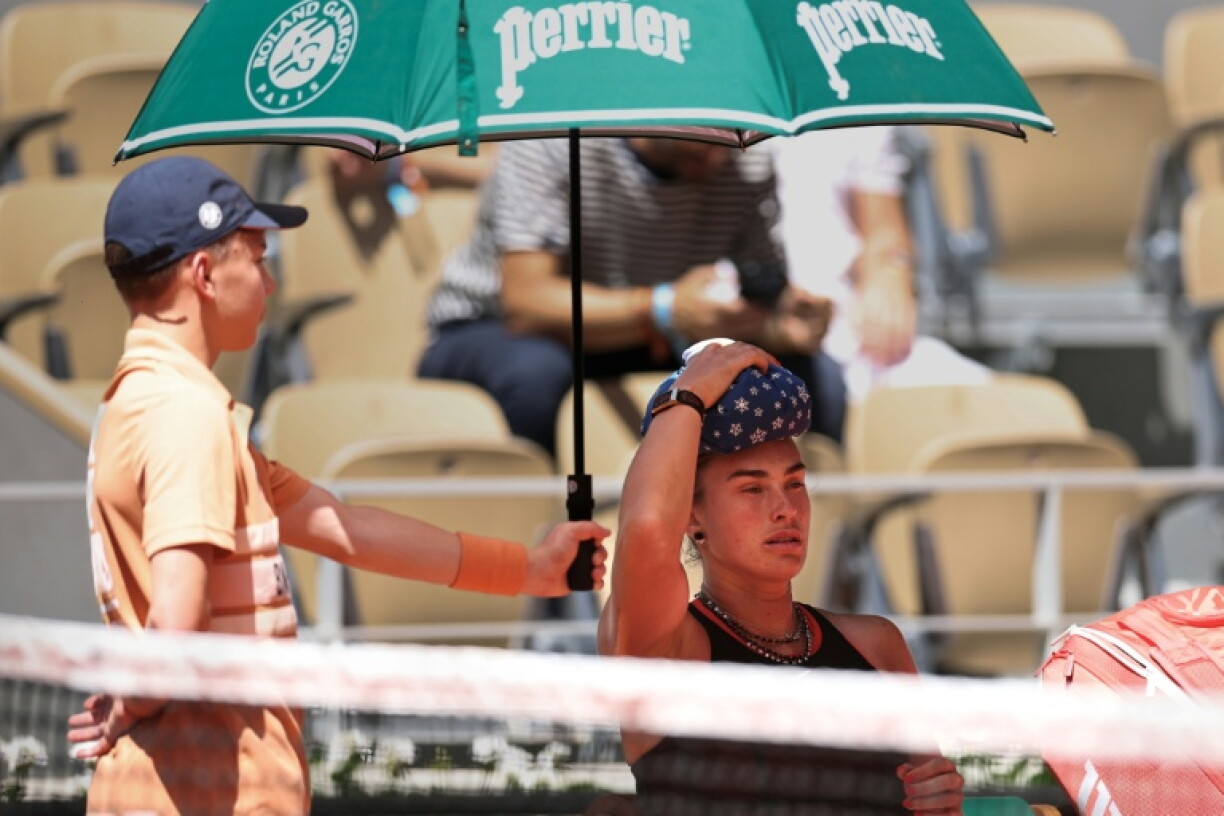 La Bélarusse Aryna Sabalenka entre deux jeux, sous un soleil de plomb, le 26 mai 2026 à Roland-Garros