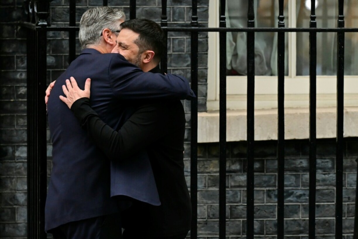 Le Premier ministre britannique Keir Starmer embrasse le président ukrainien Volodymyr Zelensky devant le 10 Downing Street le 14 août 2025 à la veille du sommet Poutine-Trump