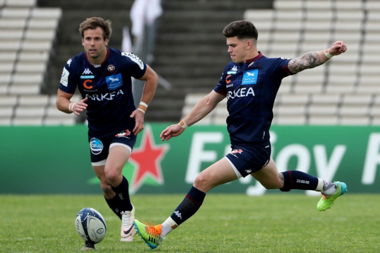 Le demi d'ouverture de Bordeaux-Bègles, Matthieu Jalibert, tranforme une pénalité dans le temps additionnel qui offre la victoire à son club, 24-21 face au Racing 92, lors du quart de finale de la Coupe d'Europe, le 11 avril 2021 au stade Chaban-Delmas