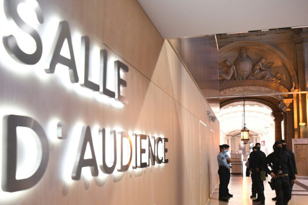 Des policiers devant la salle d'audience du palais de justice de Paris à l'ouverture du procès des attentats du 13 novembre 2015, le 8 septembre 2021