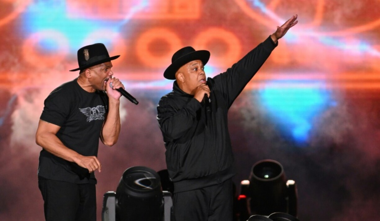 Les rappeurs Joseph Simmons (D) et Darryl McDaniels (G), des Run-DMC, en concert dans le Bronx, le 11 août 2023