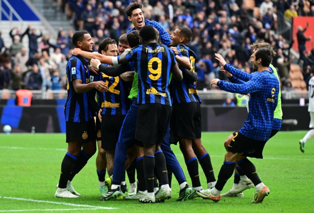 Inter Milan's Polish midfielder Piotr Zielinski (2nd L) celebrates with teammates after scoring the winner against Fiorentina at San Siro stadium
