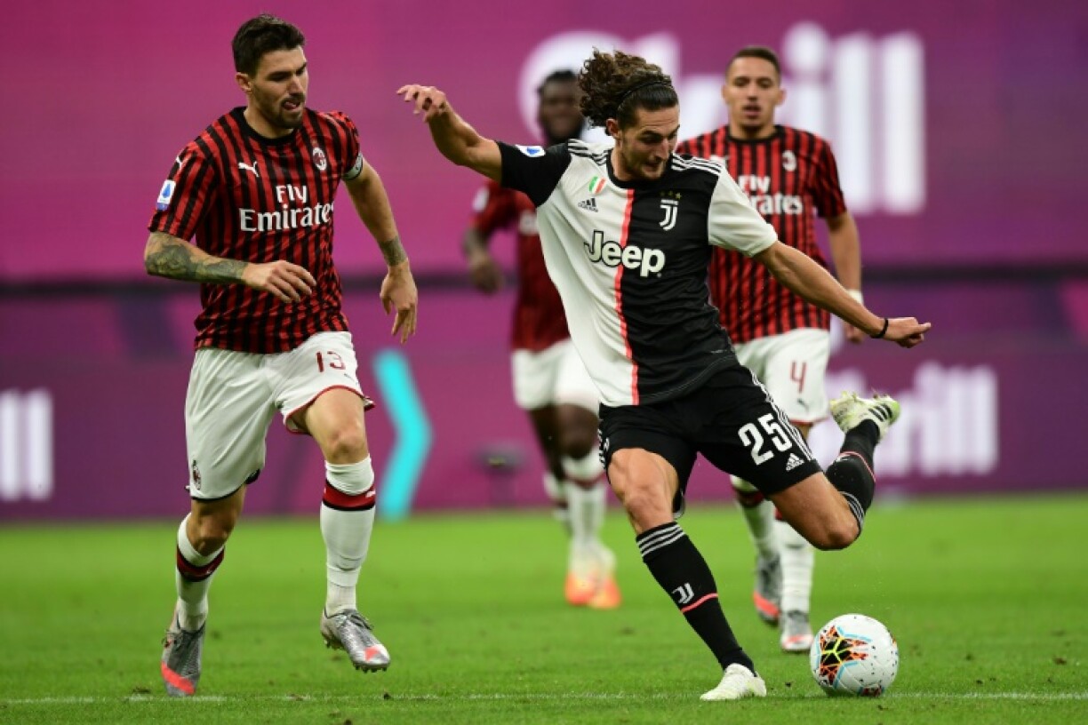 Le milieu français de la Juventus Adrien Rabiot ouvre le score sur le terrain de l'AC Milan, le 7 juillet 2020 au stade San Siro