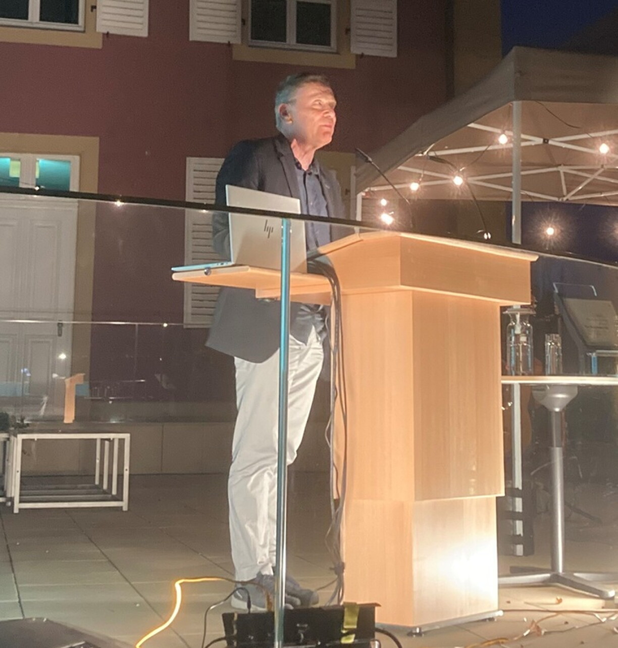 Le Professeur Christof Hamann de l'Université de Cologne a prononcé l'éloge de Guy Helminger.