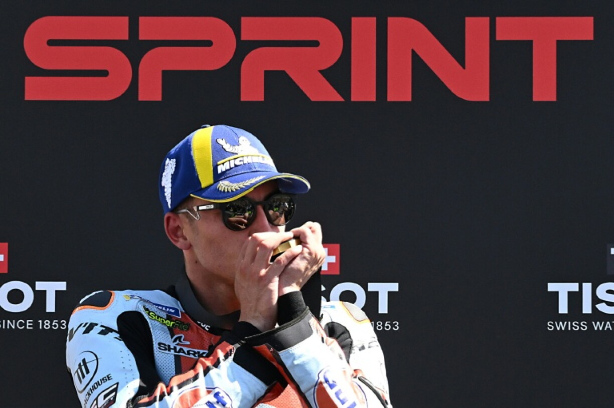 L'Espagnol Raul Fernandez embrasse sa médaille après sa victoire samedi dans la course sprint du GP d'Italie sur le circuit de Mugello, en Italie.