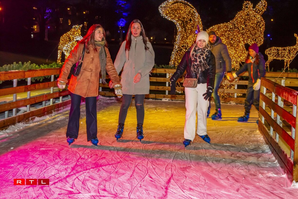Des personnes profitent de la patinoire ce vendredi à la Kinnekswiss