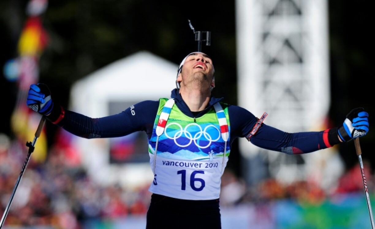 Le Français Martin Fourcade réagit après avoir franchi la ligne d'arrivée lors du 15 km mass start du biathlon masculin au parc olympique de Whistler, pendant les Jeux olympiques d'hiver de Vancouver, le 21 février 2010