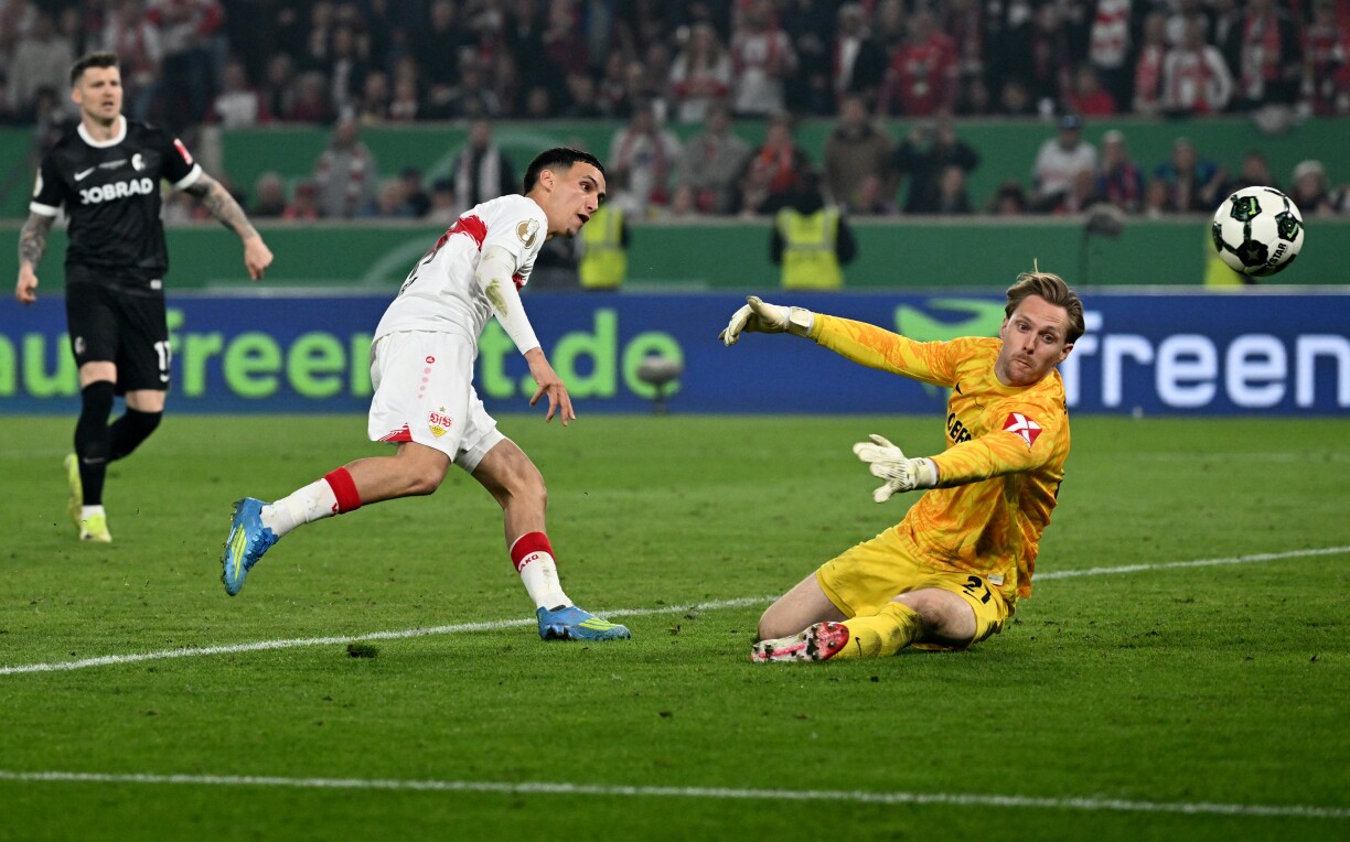 De Freiburger Golkipp Florian Müller konnt seng Ekipp zum Schluss net bis an d'Eelefmeterschéisse retten.
