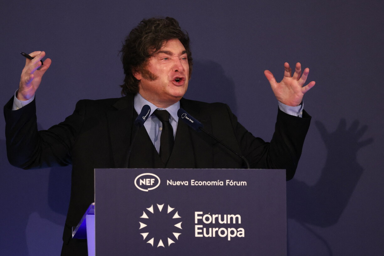 Le président argentin Javier Milei fait des gestes en s'exprimant lors d'un forum économique à Madrid, le 21 octobre 2026.