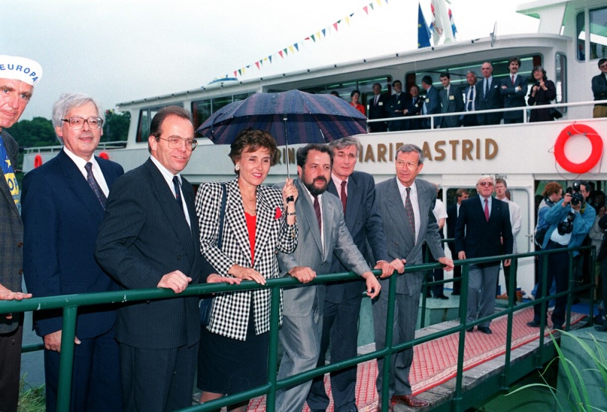 Mr Kosot, L. Stavenhagen, G. Wohlfahrt at the signing of the Schengen Agreement in 1990.