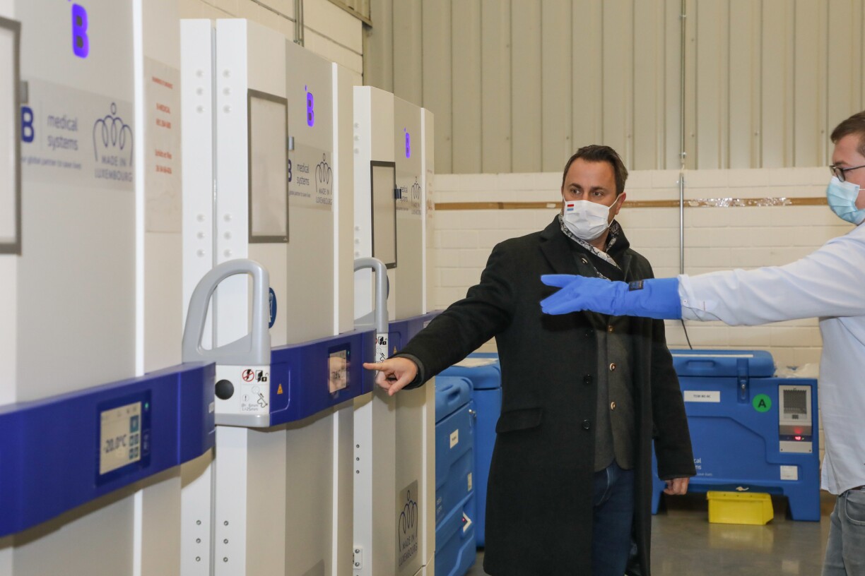 Xavier Bettel on the scene as Luxembourg receives its first doses of the Pfizer vaccine