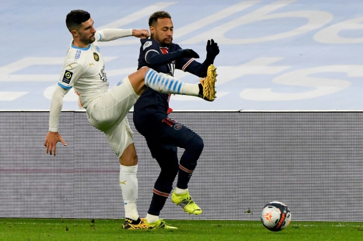 L'attaquant brésilien du PSG, Neymar (c.), à la lutte avec le défenseur espagnol de l'OM, Alvaro Gonzalez (g.), pendant le match de L1 entre l'Olympique de Marseille et le Paris Saint-Germain, au stade Vélodrome de Marseille, dans le sud de la France, le 7 février 2021.