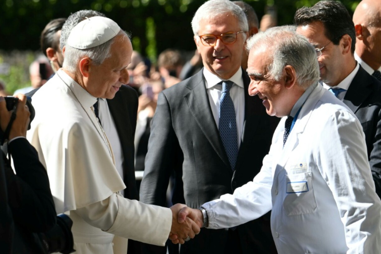 Le pape Léon XIV est accueilli par le directeur sanitaire Andrea Cambieri à son arrivée à l'hôpital universitaire Gemelli, à Rome, le 13 octobre 2026, pour une opération du poumon