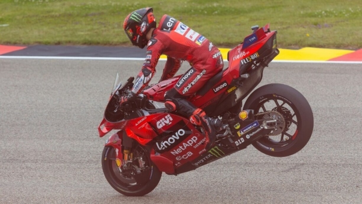 Le pilote de Ducati Francesco Bagnaia fête sa victoire au Grand Prix MotoGP d'Allemagne sur le circuit du Sachsenring le 7 juillet 2024.