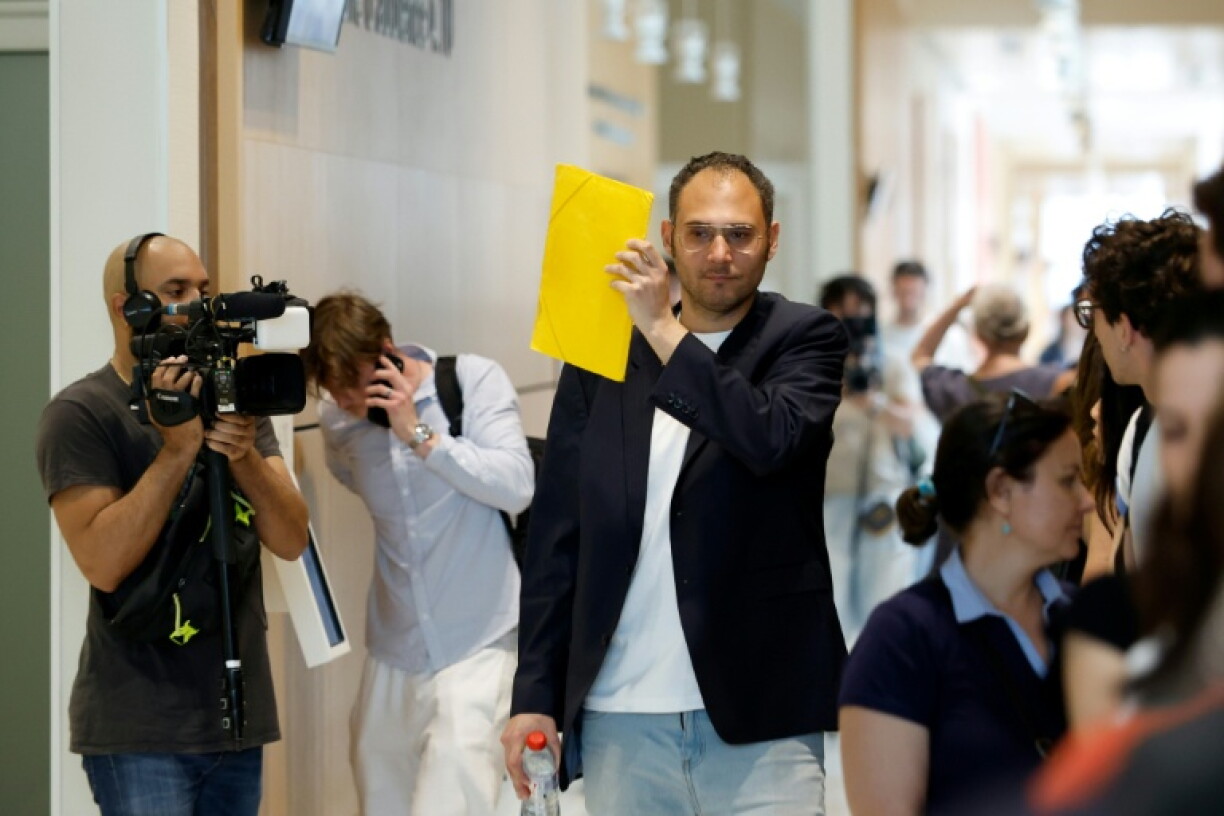 David G., animateur périscolaire, se cache le visage avec un dossier à son arrivée au tribunal où il doit être jugé pour agressions sexuelles sur neuf enfants, le 26 mai 2026