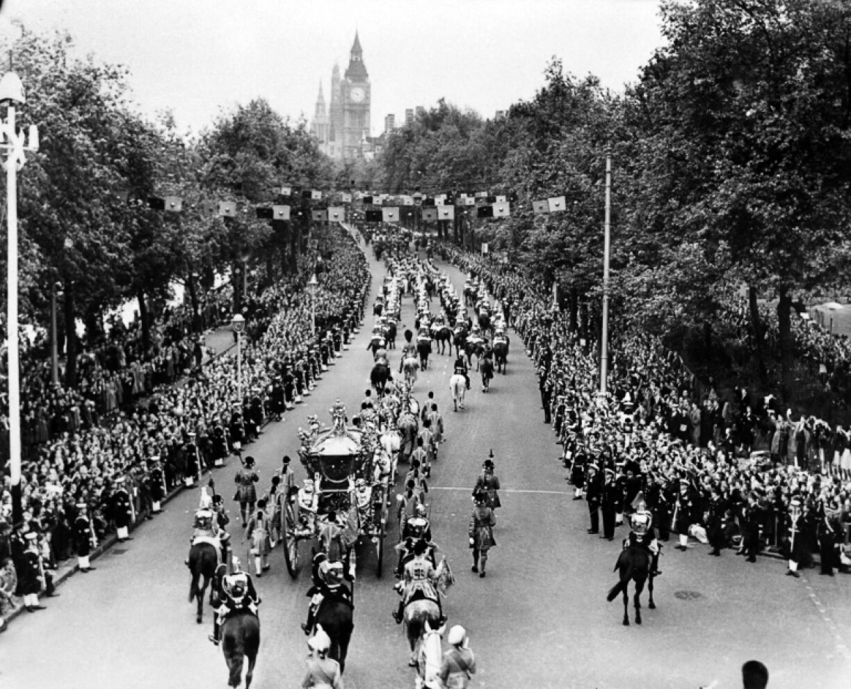 Le cortège royal d'Elizabeth II se dirige vers l'abbaye de Westminster pour la cérémonie du couronnement, le 2 juin 1953 à Londres