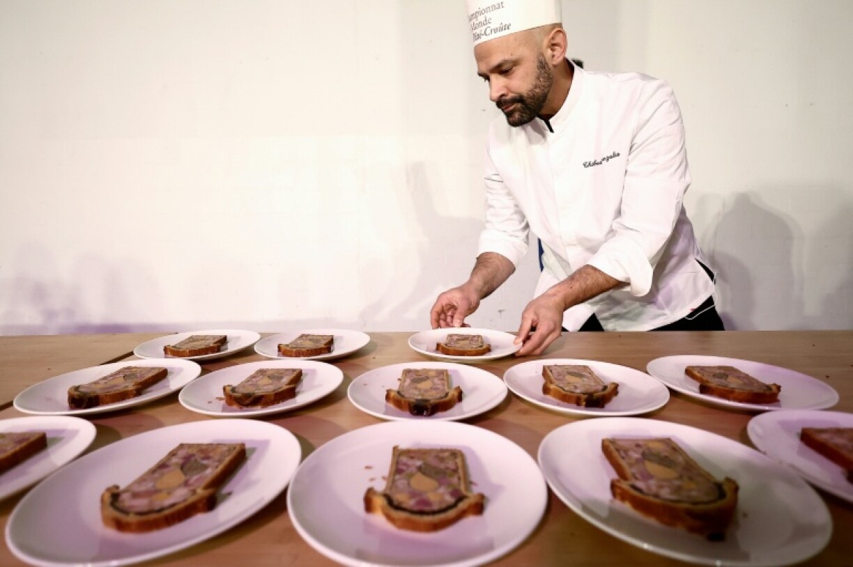 Le chef Thibault Gonzales préparant des assiettes de son pâté-croûte, le 1er décembre 2025 à Lyon