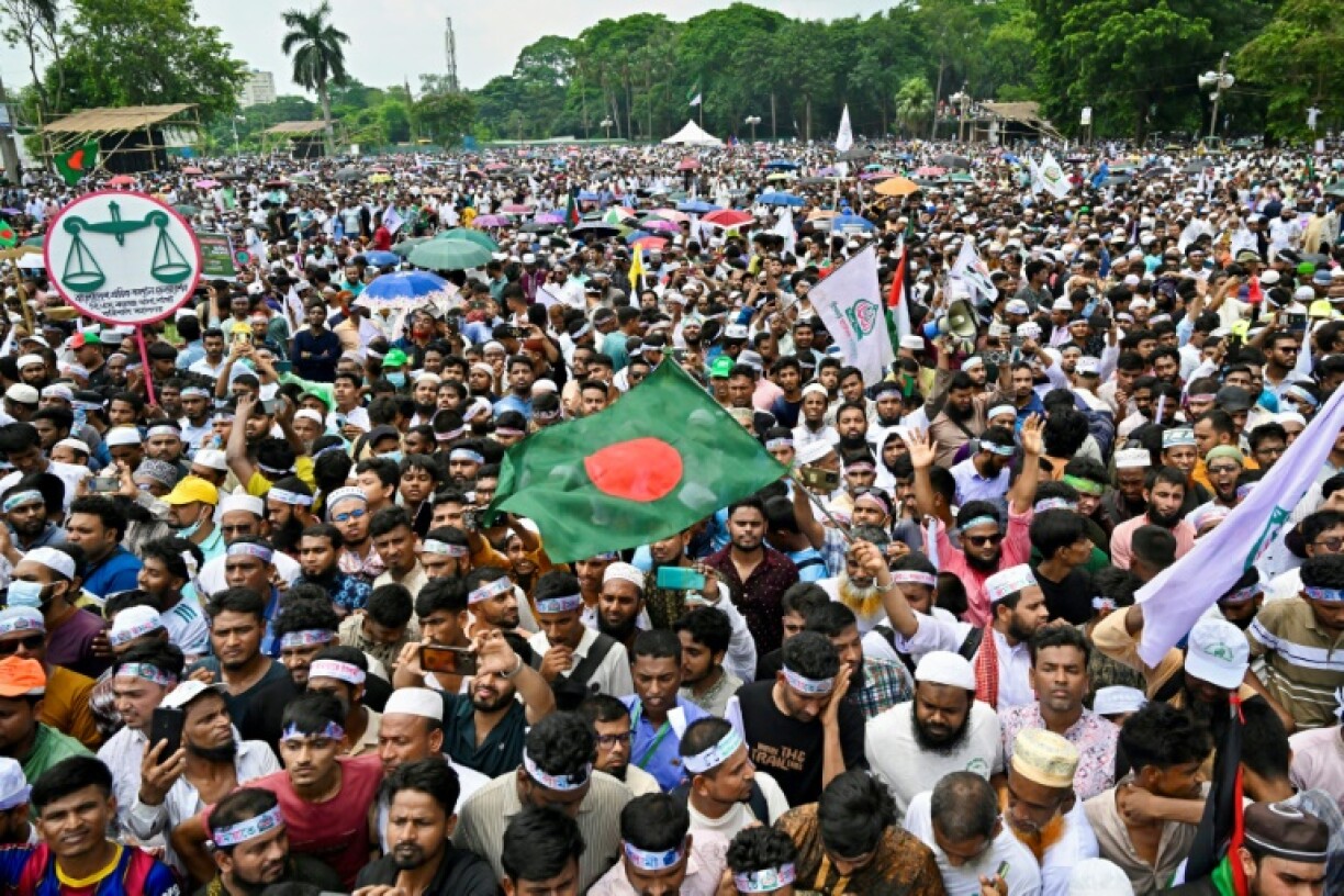 Hundreds of thousands of supporters of Bangladesh's main Islamist party rallied, demanding an overhaul of the electoral system