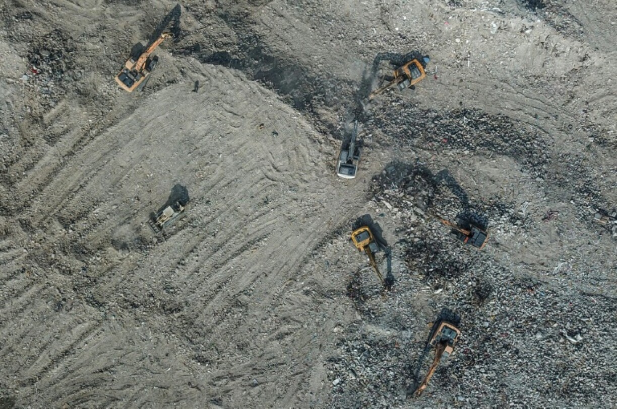 Vue aérienne de pelleteuses au travail dans une décharge à Samandag, en Turquie, le 9 juillet 2023