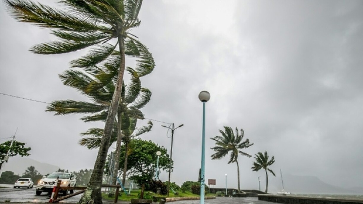 Le cyclone Belal à l'oeuvre sur le littoral de Mahébourg, sur l'île Maurice, le 15 janvier 2024