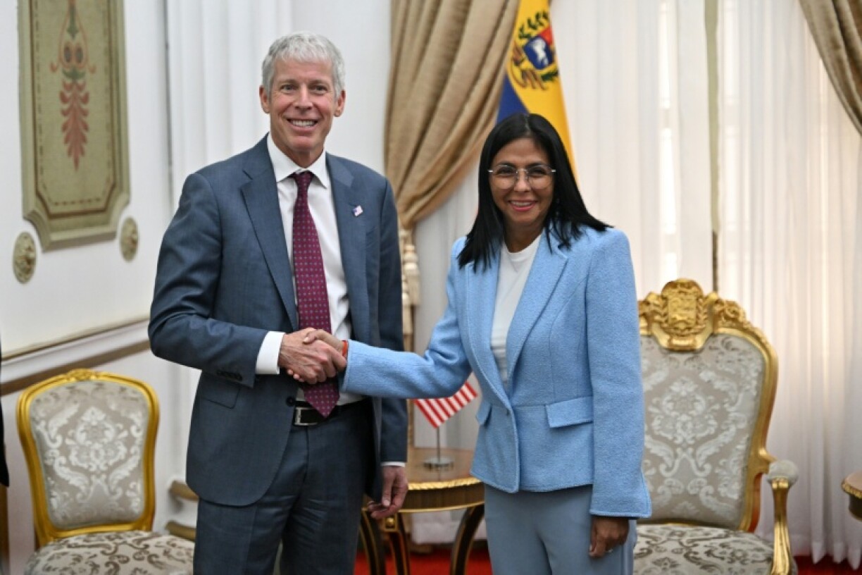 Le ministre américain de l'Energie Chris Wright (g) serre la main de la présidente par intérim du Venezuela, Delcy Rodríguez, avant une réunion au palais présidentiel de Miraflores, à Caracas, le 11 février 2026