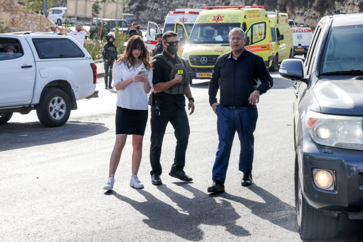 Le ministre israélien d'extrême droite, Itamar Ben Gvir (D), sur les lieux d'une attaque armée qui a blessé cinq Israéliens près d'Hébron, en Cisjordanie occupée, le 23 octobre 2026