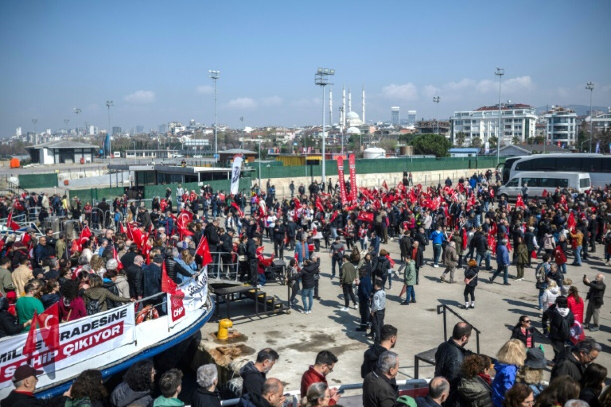 Des dizaines de milliers de personnes sont rassemblées à Istanbul à l'appel du principal parti d'opposition, le 29 mars 2025 en Turquie