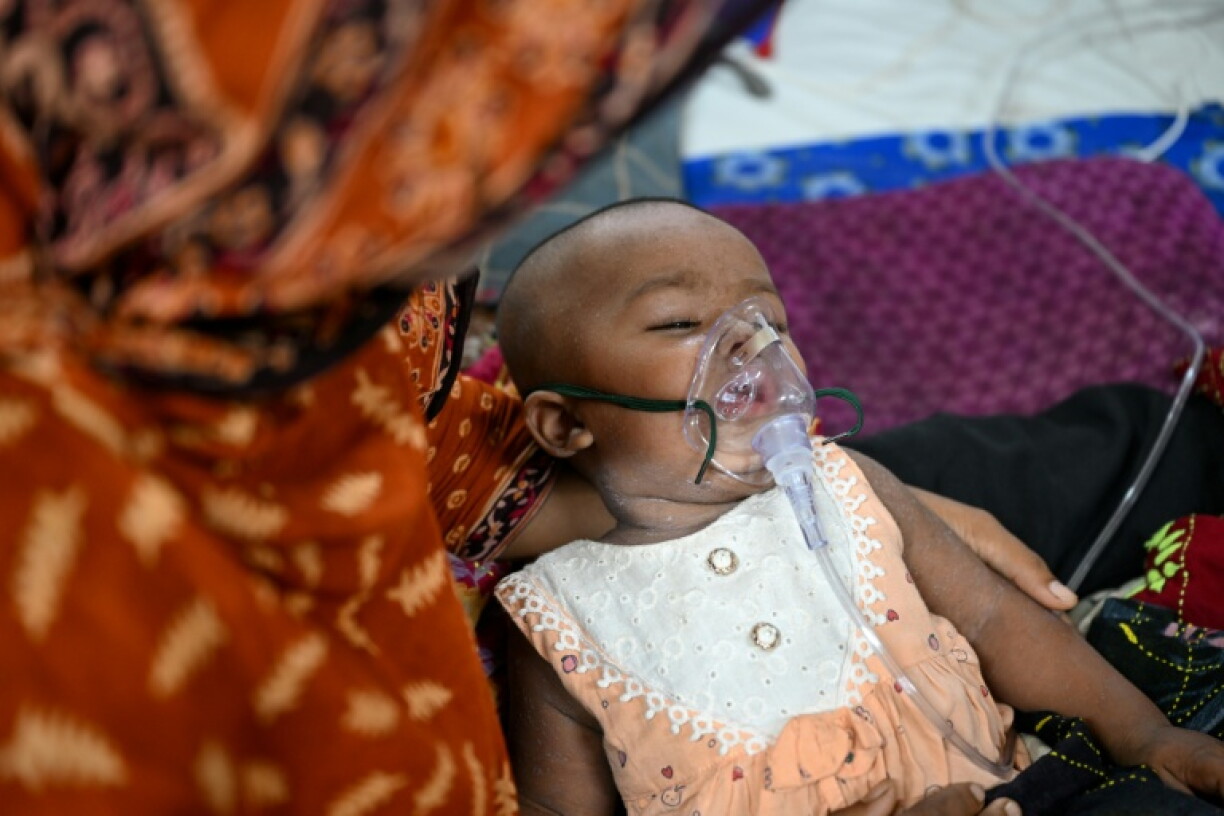 Un enfant reçoit un traitement contre la rougeole à l'hôpital Shishu, le 4 septembre 2026 à Dacca, au Bangladesh