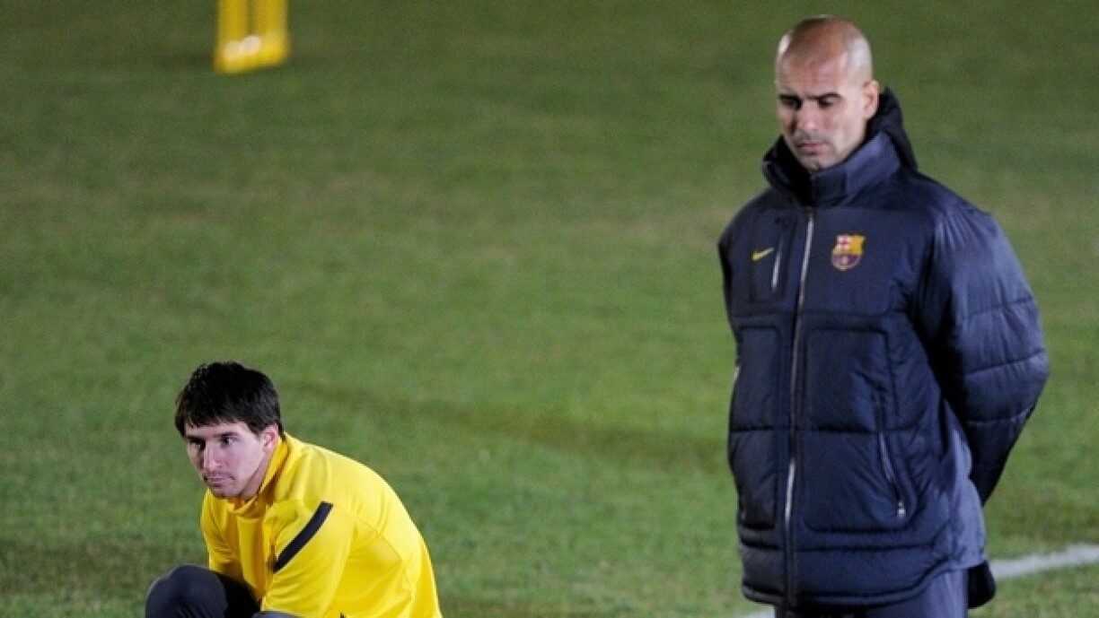 Le jeune Lionel Messi à l'entraînement avec son entraîneur au FC Barcelone Pep Guardiola, le 12 décembre 2011 à Yokohama (Japon).