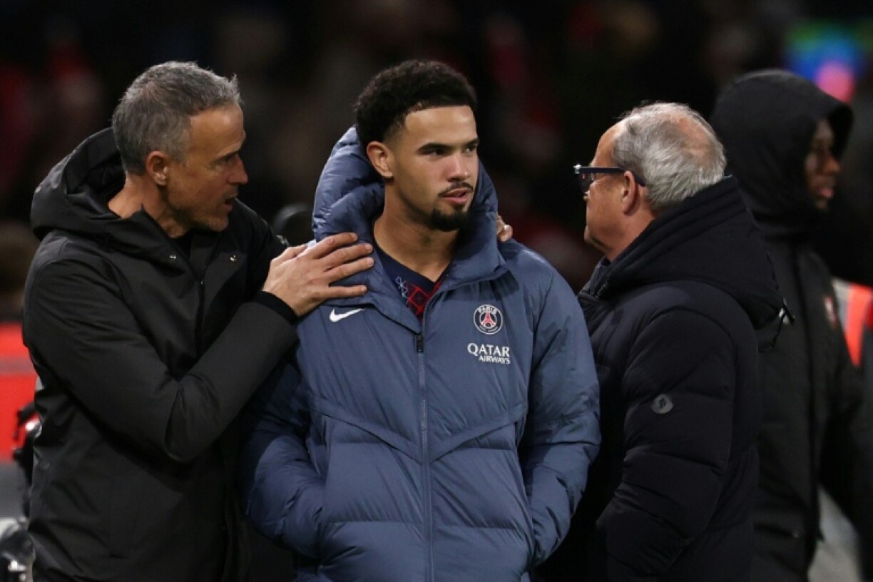 L'entraîneur du Paris SG Luis Enrique (à gauche) discute avec Warren Zaïre-Emery après la victoire contre Rennes, le 6 décembre 2025 à Paris