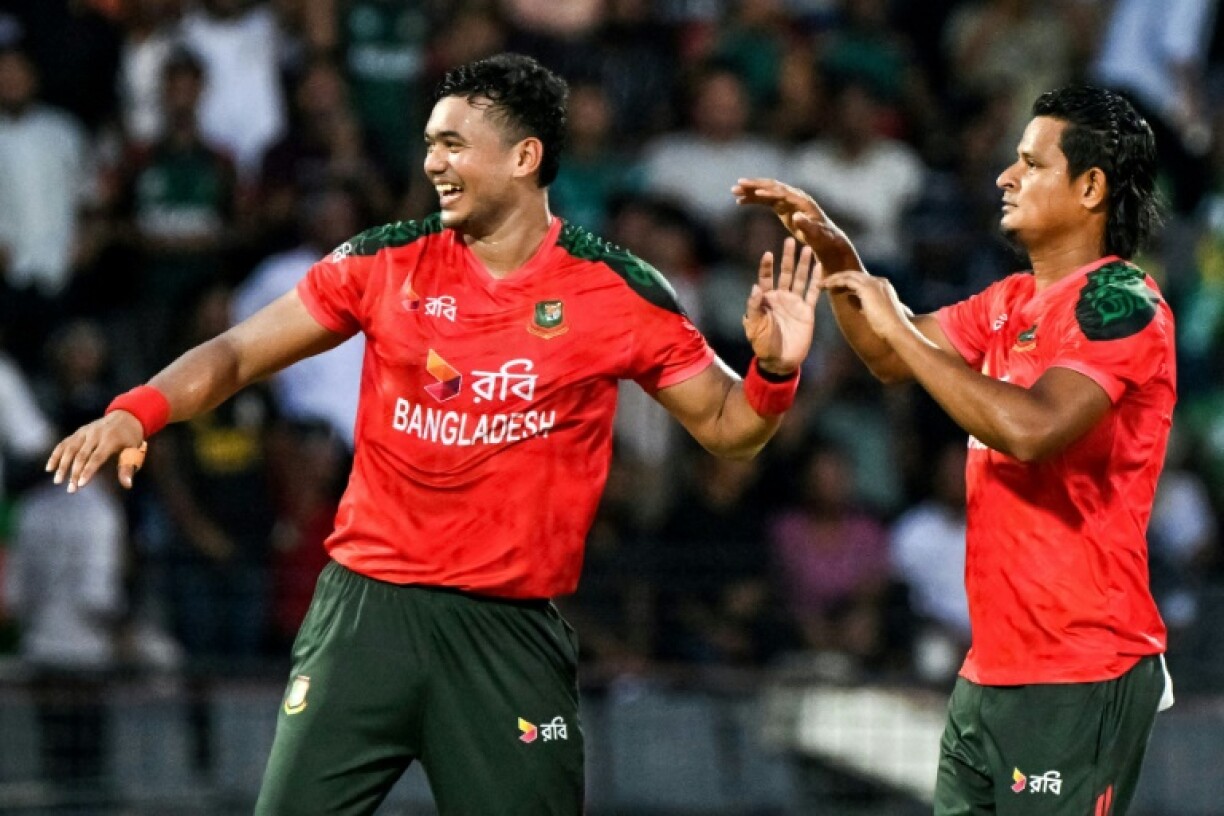 Bangladesh's Taskin Ahmed (L) celebrates taking the wicket of Netherlands' Vikramjit Singh