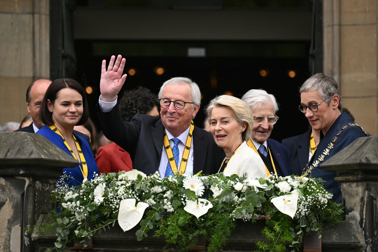 De Jean-Claude Juncker an d'Ursula von der Leyen bei der Iwwerreechung vum Karlspräis zu Oochen am Joer 2025.