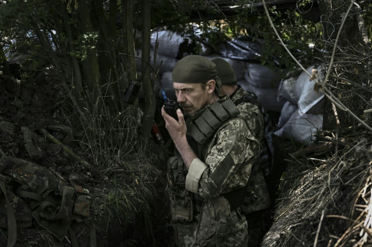 Un soldat ukrainien sur la ligne de front au Donbass, dans l'est de l'Ukraine, le 10 juin 2022