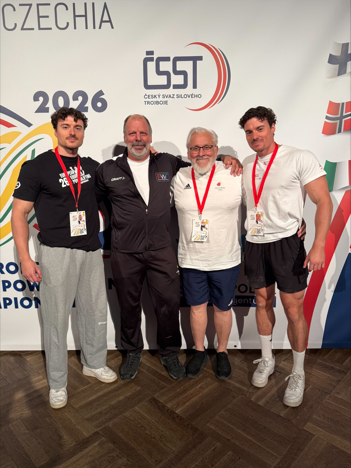 De Mark Notschaele (2. vu lénks) mam Nationaltrainer Alain Hammang (2. vu riets).