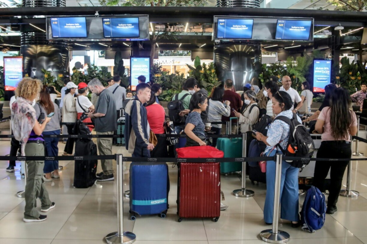 Des passagers bloqués font la queue pour demander le remboursement de leurs billets après l'annulation de vols réguliers suite à l'éruption du mont Anak Krakatoa, à l'aéroport Soekarno-Hatta de Tangerang, le 6 septembre 2026