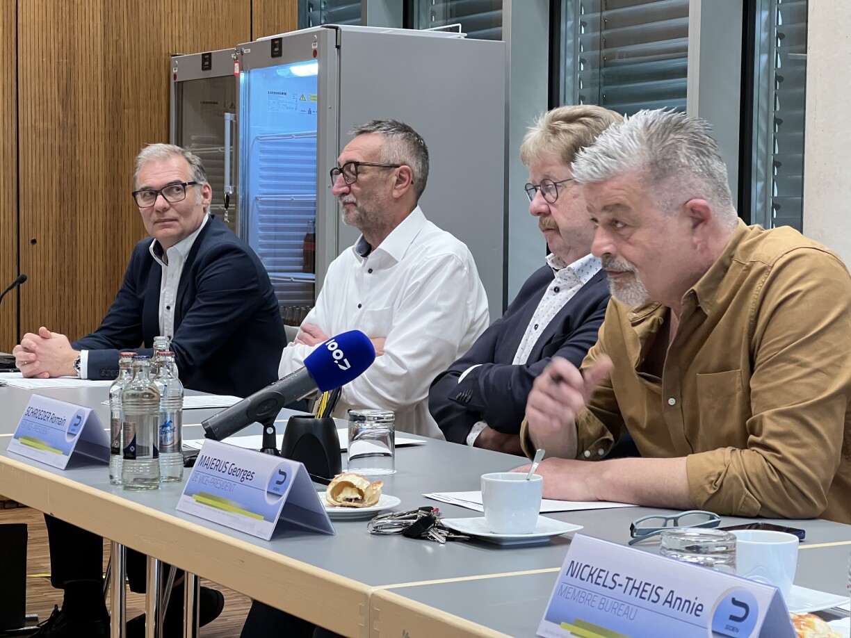 De Siden huet e Samschdegmoien eng Pressekonferenz ginn.