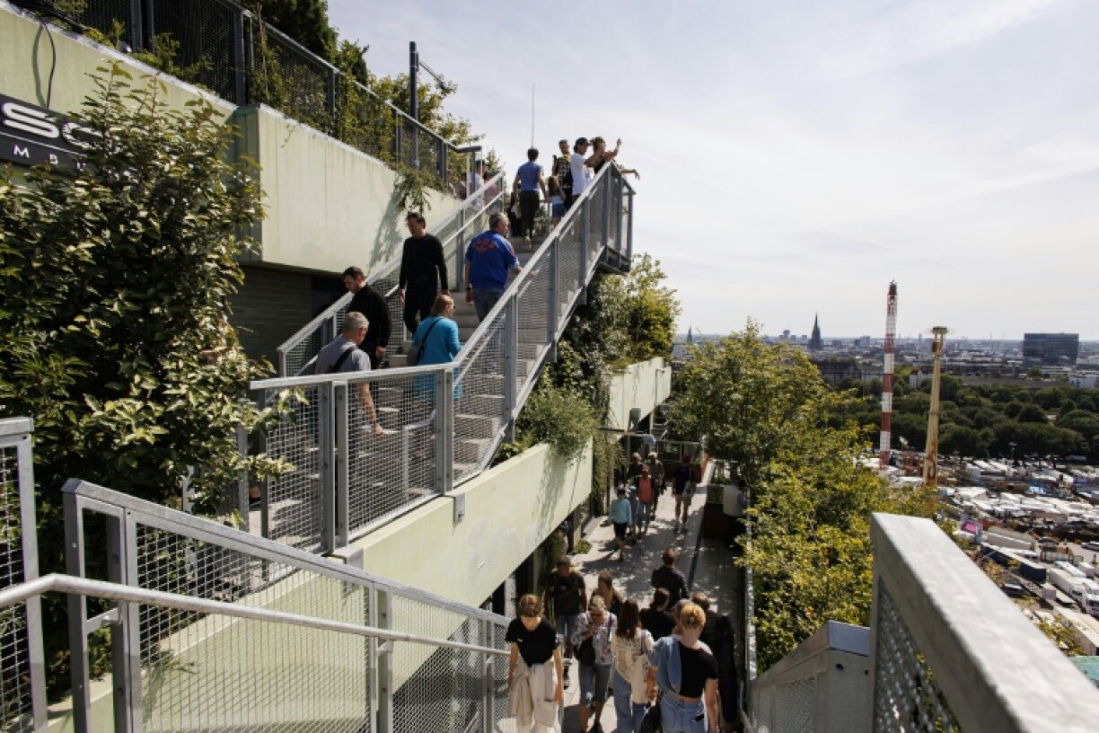 La rampe piétonne d'un des plus grands bunkers allemands à Hambourg, le 25 juillet 2024