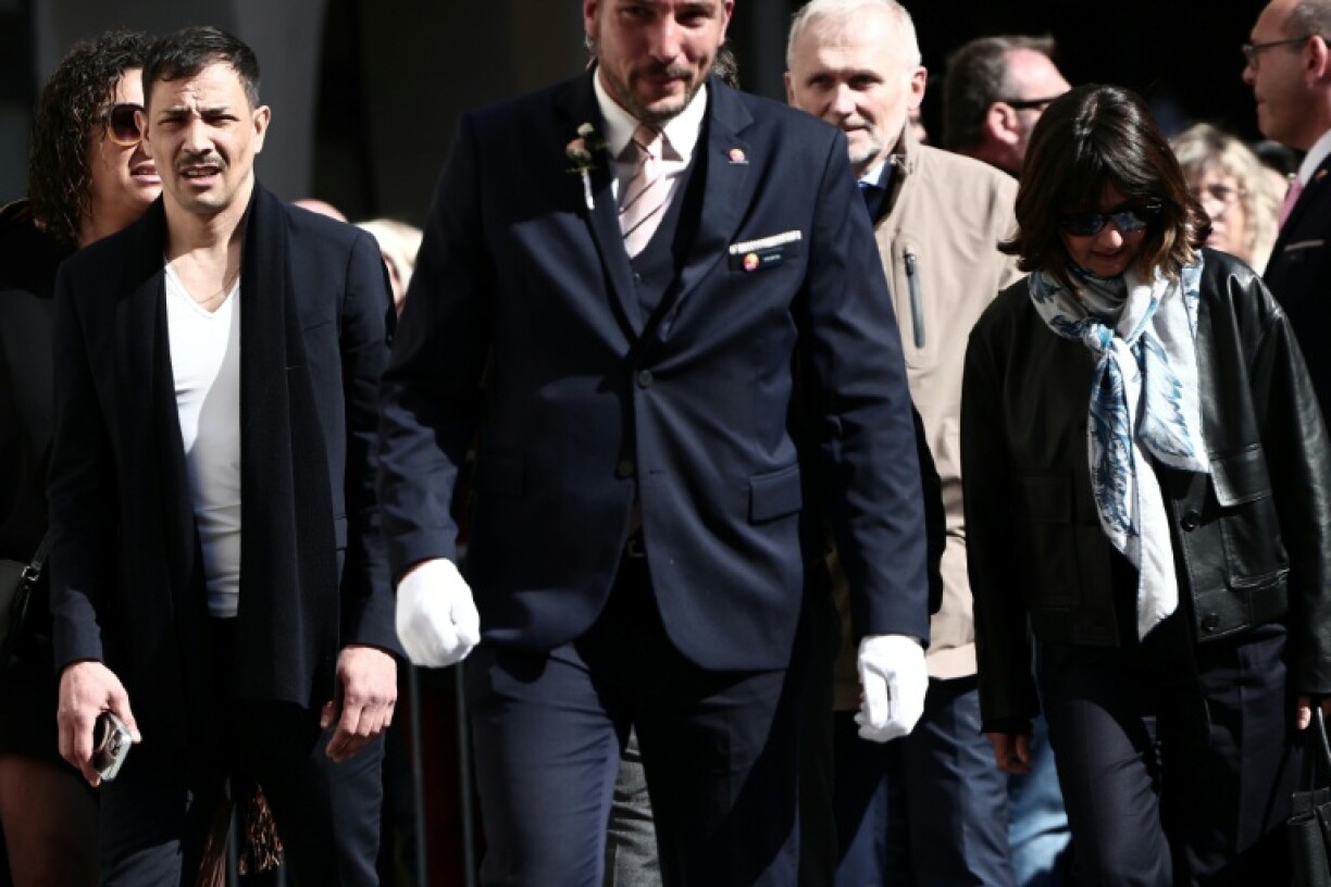Steevy Boulay, Alexia Laroche-Joubert et Julie Mercy arrvent à la cathédrale Sainte-Réparate à Nice le 10 avril 2026