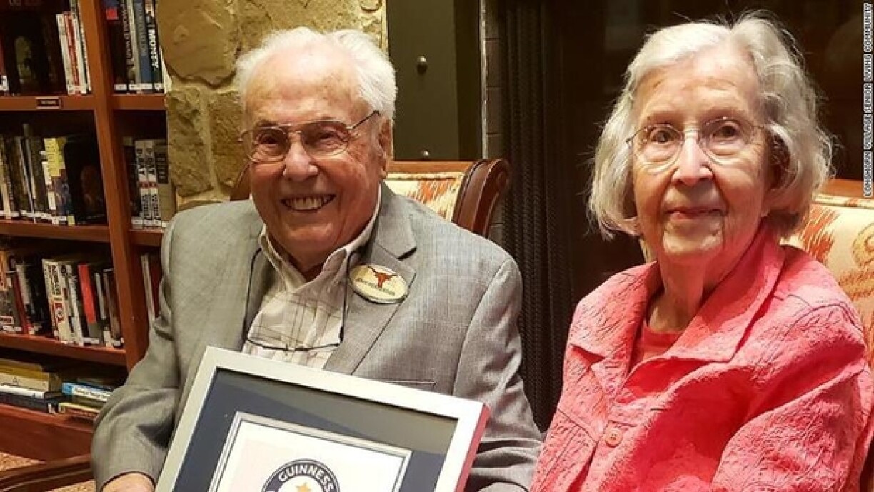 Als eelsten, nach liewegen American Football Spiller vun den Texas Longhorns lieft d'Koppel haut am Seniorenheem vum Longhorn Village.