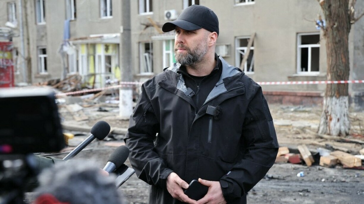 De Gouverneur vu Charkiw Oleh Synegubow schwätzt no enger fréierer Dronenattack mat der Press.