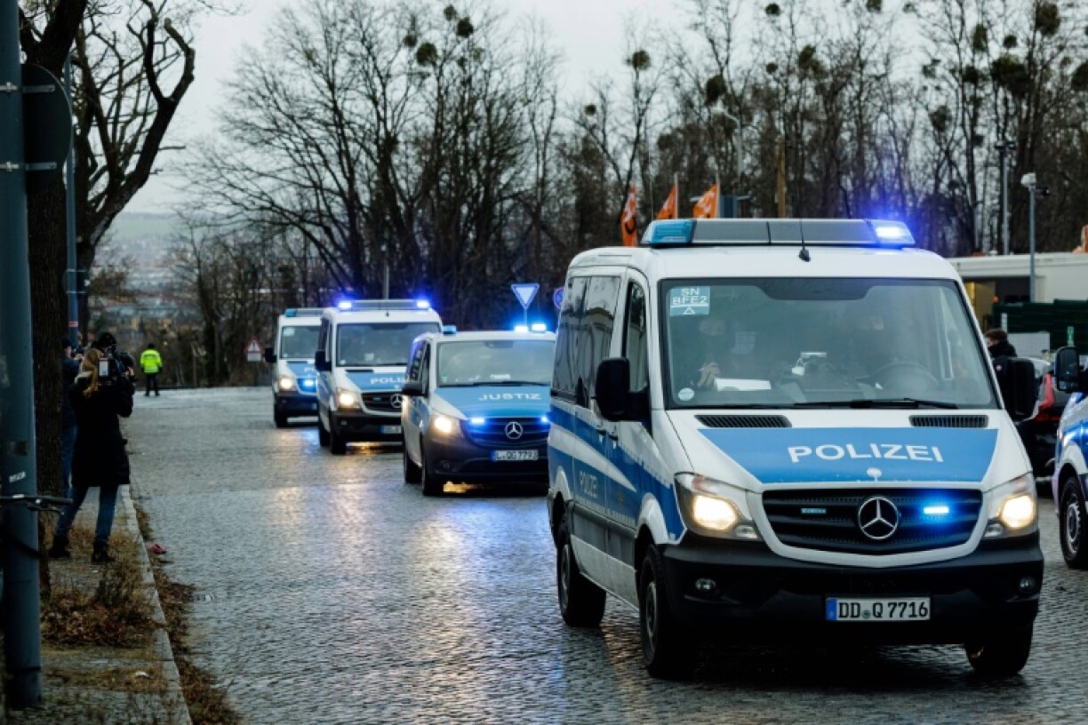 Des véhicules de police transportant les suspects accusés d'un vol de diamants arrivent au tribunal de Dresde, le 28 janvier 2022 en Allemagne