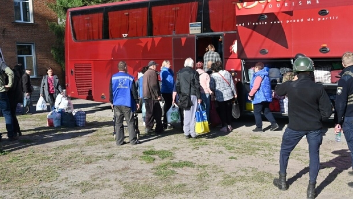 Des civils évacués de la région de Kharkiv au lendemain de l'offensive russe dans le nord-est de l'Ukraine, le 10 mai 2024
