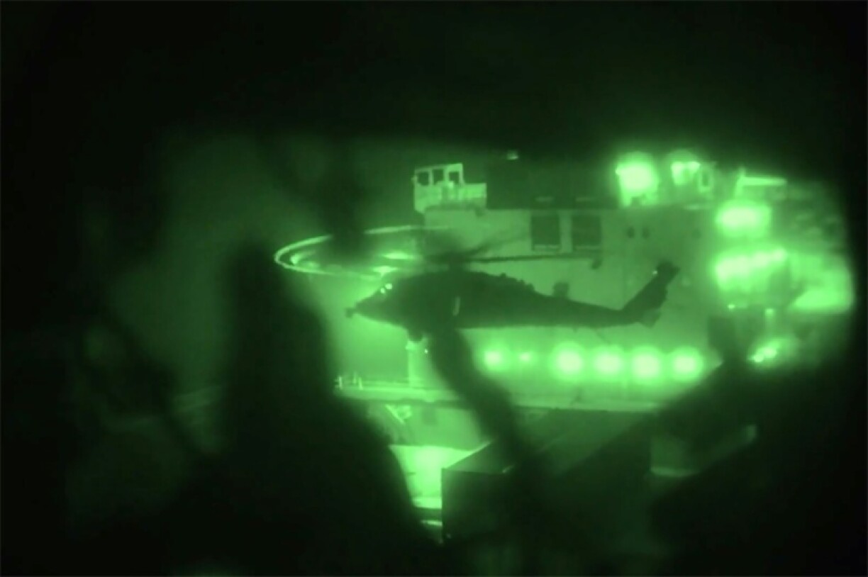 Image tirée d'une vidéo diffusée par le Commandement central américain sur son compte X, le 20 avril 2026, montrant des Marines américains abordant le cargo Touska, battant pavillon iranien en mer d'Arabie, le 19 avril 2026