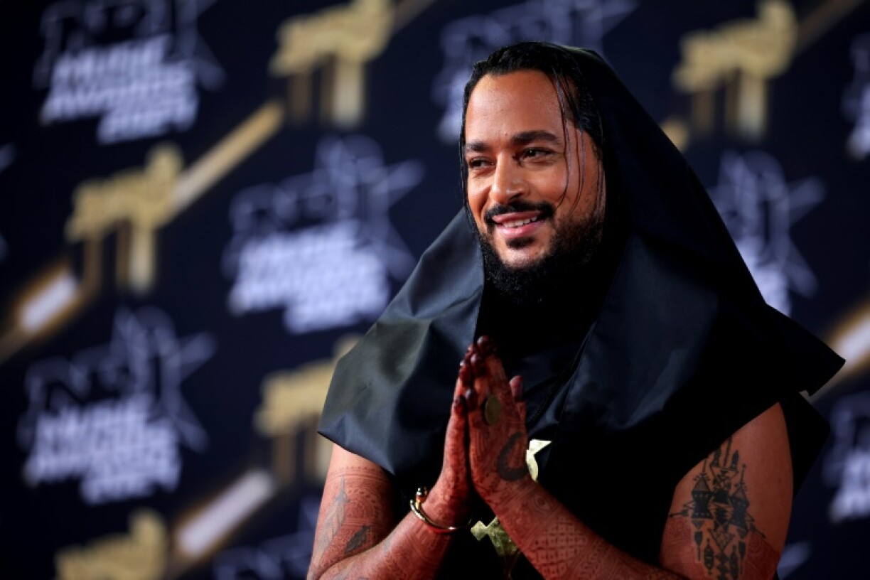 Le chanteur Slimane sur le tapis rouge de la 26e édition de la cérémonie des NRJ Music Awards au Palais des Festivals, à Cannes, le 1er novembre 2024