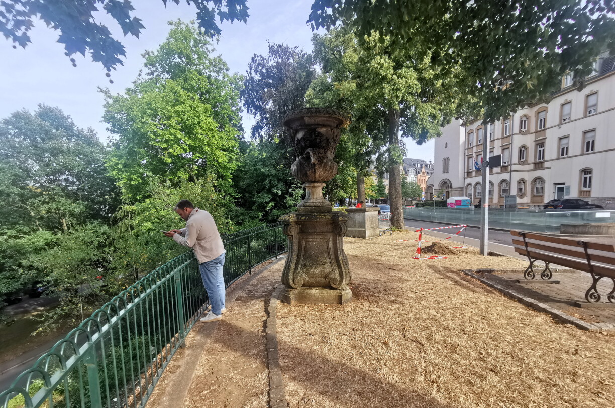 Alexandre De Toffol inspecte un recoin situé en contrebas d’un promontoire de la capitale, à la recherche de traces de consommation.