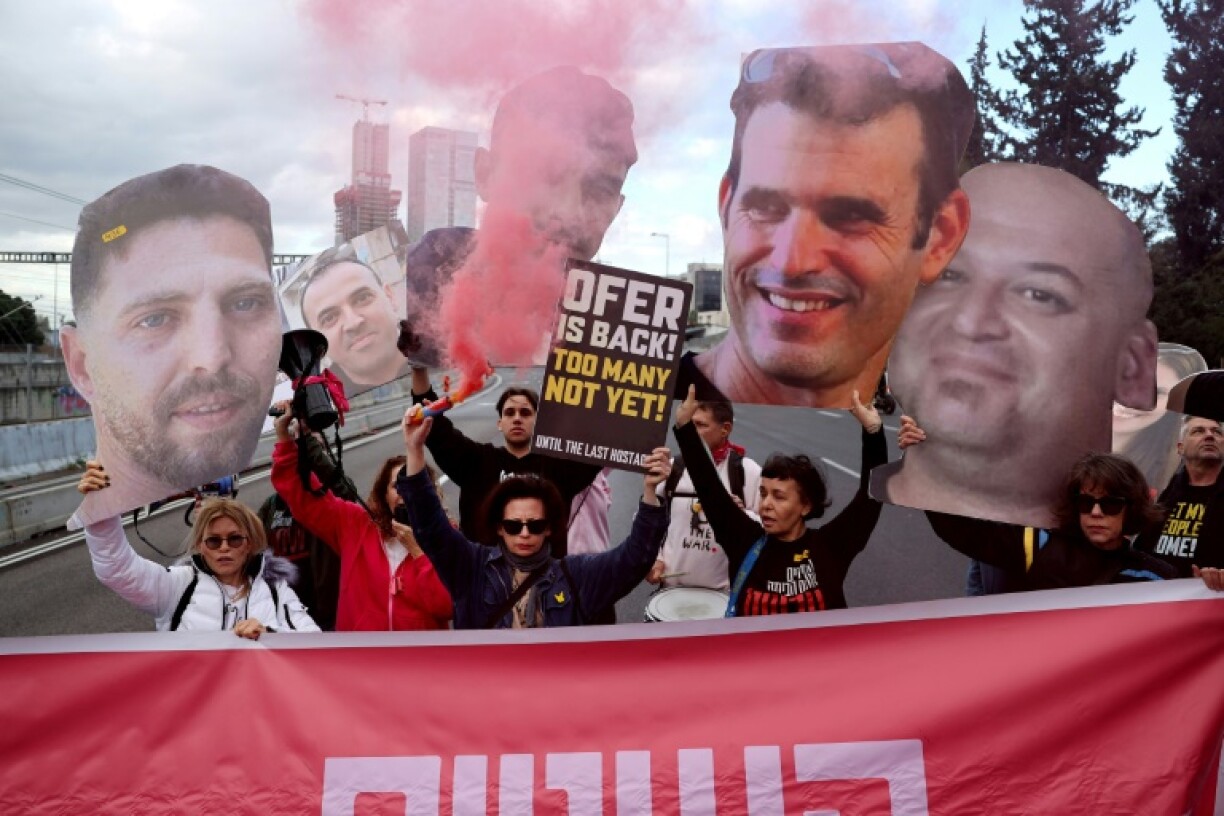 Manifestation sur l'autoroute Ayalon de Tel-Aviv pour réclamer le retour des otages retenus à Gaza, le 13 février 2025