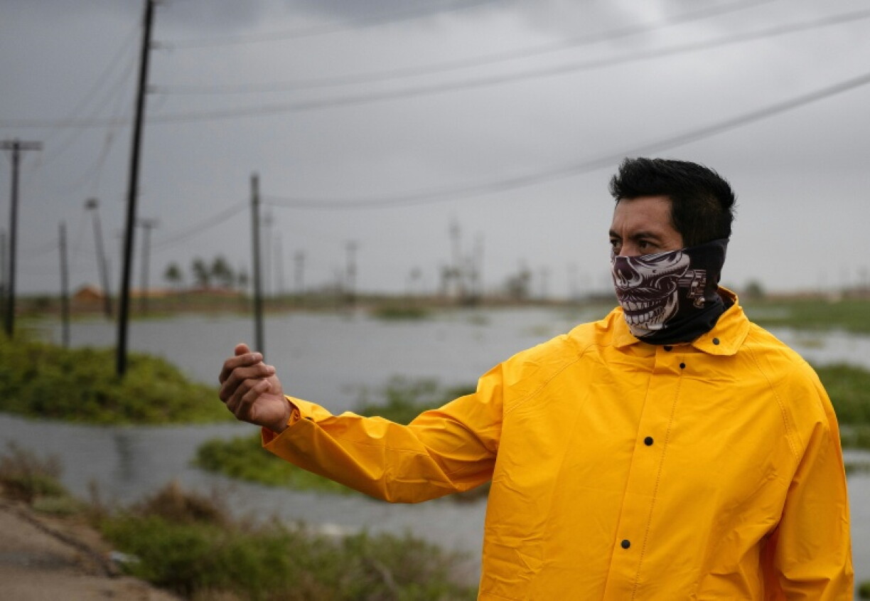 Un employé de la compagnie d’électricité mexicaine à Puerto San Carlos, au Mexique, avant l’arrivée de l’ouragan Polo, le 28 septembre 2026