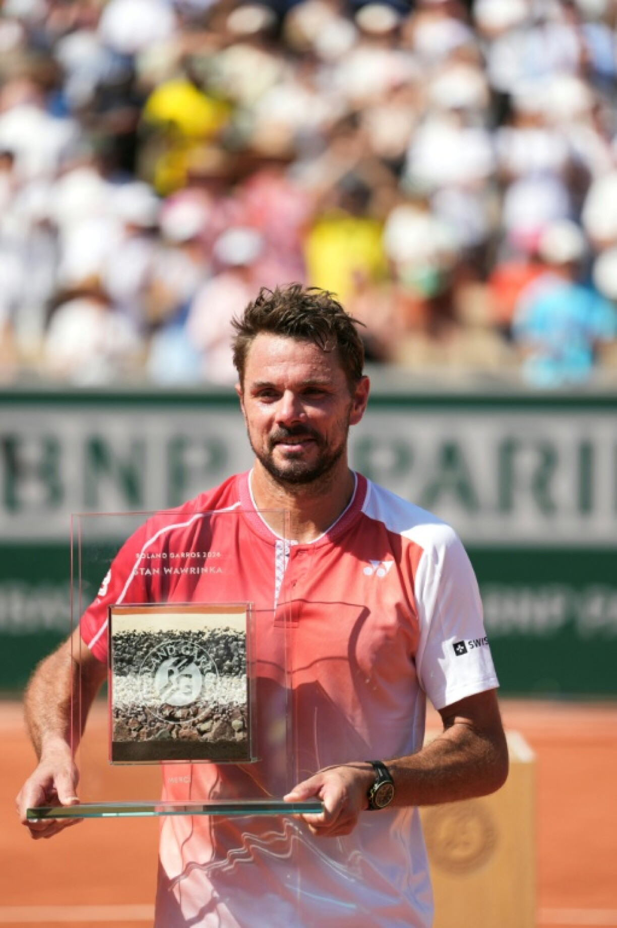 Le Suisse Stan Wawrinka a reçu sur le court Simonne-Mathieu un trophée célébrant sa carrière le 25 mai 2026 à Roland Garros à Paris alors qu'il annoncé prendre sa retraire à la fin de l'année