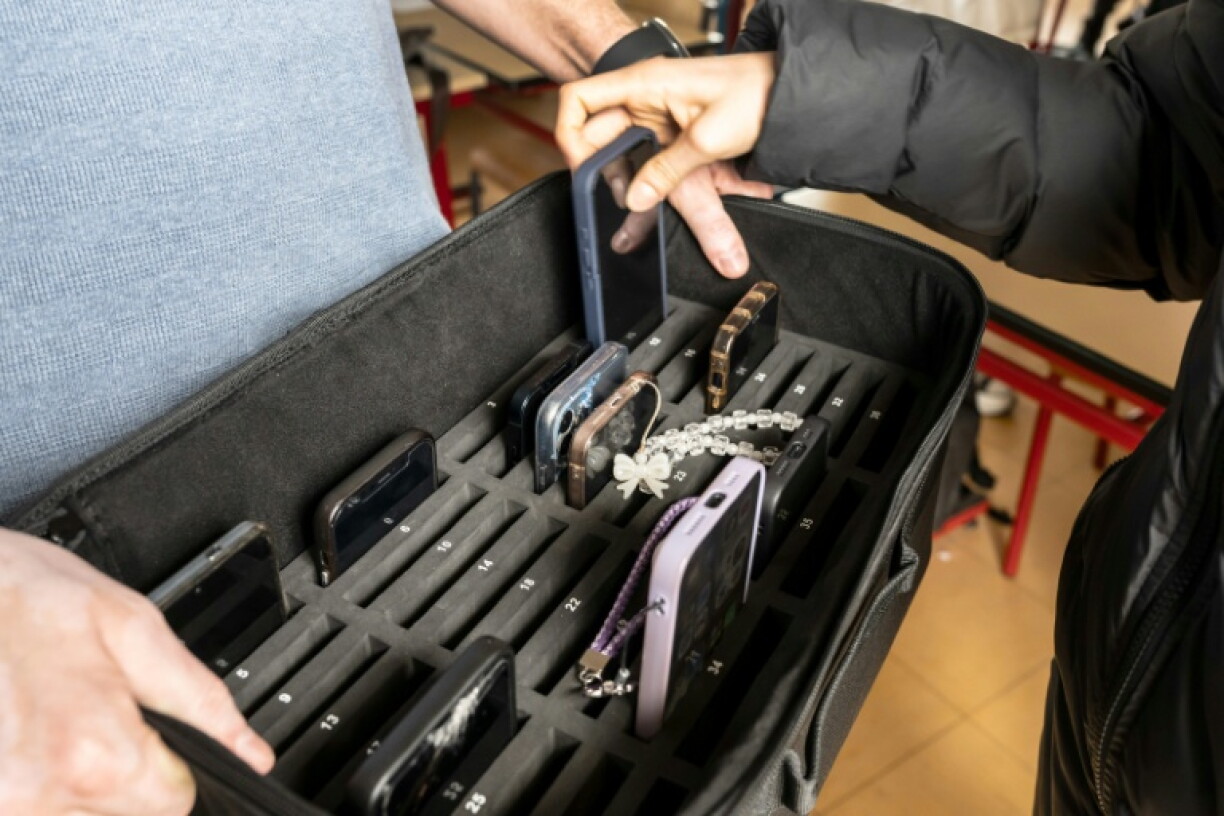 Un élève place son téléphone portable dans une valise au lycée professionnel Jean-Mermoz, à Montsoult, dans le Val-d'Oise, le 14 janvier 2026