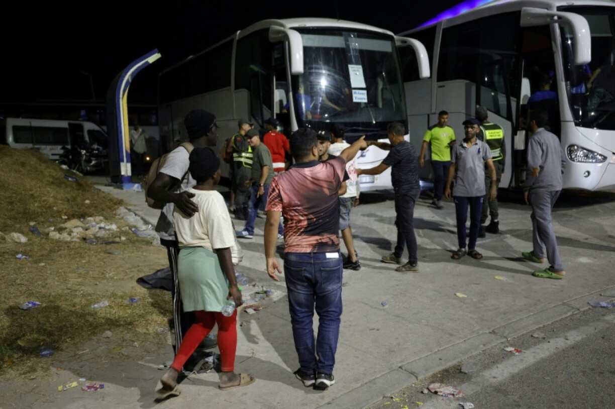 Des membres des forces de l'ordre marocaines acheminent par bus vers leurs villes d'origine des personnes qui avaient pénétré illégalement dans l'enclave espagnole de Ceuta, sur la côte nord du Maroc, le 1er août 2026 à Fnideq